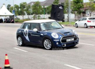 The Ultimate Reverse 180-degree Car Drift in Hanoi: A Mind-Blowing Maneuver