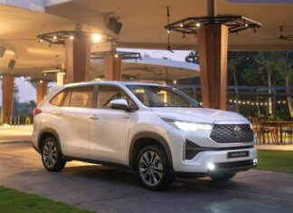 What features are missing in the petrol version of the 2024 Toyota Innova Cross that is 180 million VND cheaper than the hybrid version?