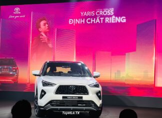 What sets the petrol version of the Toyota Yaris Cross apart from the hybrid version, and at a savings of 108 million VND?