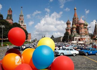 Mesmerizing Encounter with 120 Rare – Unique – Exotic Vintage Cars in the Streets of Moscow