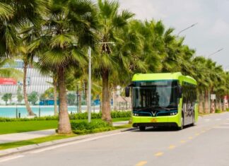 Risks of Overlapping Potholes, Electric Bus Services in Ho Chi Minh City May be Suspended