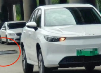 Video: Electric car loses battery on the road