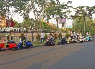 Vintage Vespa convoy attracts attention in Saigon