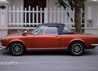 Admiring the Stunning Vintage Appeal of a Nearly 50-Year-Old Fiat 124 Sport Spider in Hanoi