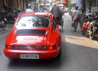 Rare Porsche 911 Carrera 4 993 Cruising the Streets of Hanoi