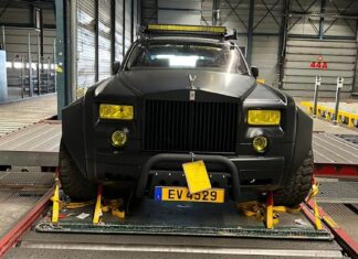 “Rolls-Royce Phantom transforms into a 6-wheel off-road vehicle”