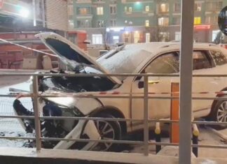 Lucky Volkswagen Touareg driver escapes accident as car plunges from 4th floor parking lot to the ground.