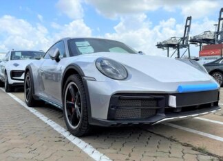 The first-ever Porsche 911 Dakar-style off-road sports car arrives in Vietnam.