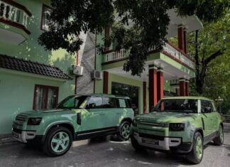 Unusual in Binh Duong, grab 2 limited edition Land Rover Defenders in Vietnam, repaint your house to match the color of the car