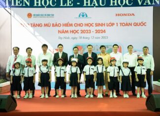 Honda Vietnam donates helmets to first-grade students in the southern region