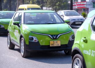 Son Nam Company rents VinFast cars from GSM and rolls out electric taxi service in Nghe An province.