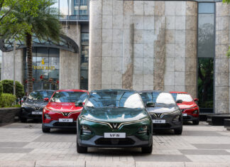 VinFast delivers the first batch of VF 6 cars to customers.