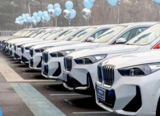 Big company rewards employees for Tet with…BMW cars