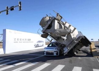 Zeekr 009 defies belief with astonishing durability: Unfazed by 30-ton concrete mixer collision