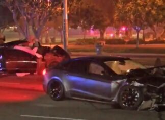 Driver fined 560 million VND for engaging autopilot mode on Tesla Model S causing an accident.