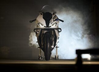 The BMW S1000RR 2023 arrives in North America, ready to challenge the Honda CBR1000RR-R and Kawasaki Ninja H2.
