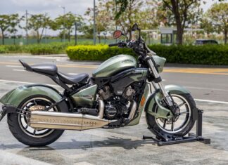 Hyosung GV300R debuts in Vietnam, showcasing Honda Rebel-inspired styling, priced from 148 million VND.