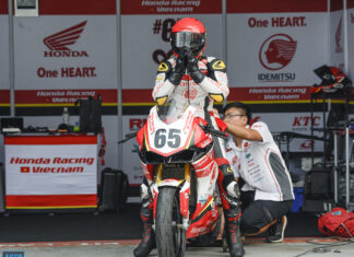 Vietnamese man defies odds to become top performer in his field.