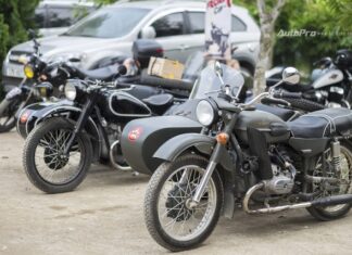 The Ultimate Trio: Sidecar, Vespa, and Sportbike