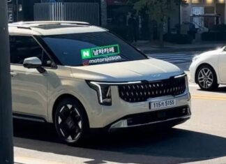 KIA Carnival Facelift: Exclusive Sneak Peek at Leaked Hot Photos before Launch!