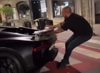 Bugatti Chiron stalls unexpectedly, owner pulls over on the roadside