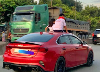 Driver in Dong Nai fined and loses license for letting child stick head out of car window