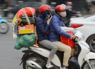 Change plan to go hometown due to difficulty in renting self-driving cars during Tet days