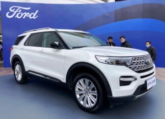 Car prices slashed before Tet, up to a hundred million dong off