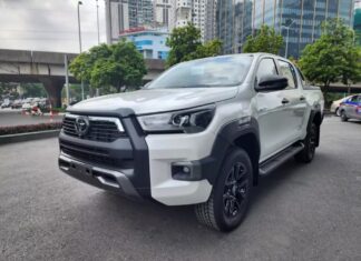 Toyota Hilux 2024 set to launch in Vietnam with upgraded features and starting price of 668 million VND.