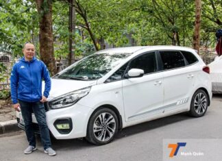 Spacious, ease of driving, and affordable are some of the reviews about Kia Rondo MT that is said by its manual transmission car enthusiasts.