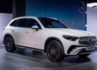 The Mercedes-Benz GLC 300 4Matic: Now with a Head-Up Display, a Cutting-Edge Feature for an Elevated Driving Experience