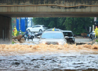 How to Properly Wade Your Car Through Flood Waters?