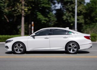 Imported Cars Receive Massive Discounts, Up to Hundreds of Millions of Dongs