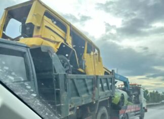 The Latest Images of Two Smuggled Luxury Cars Destroyed in Quang Binh, Vietnam: Mercedes-Benz G63 Hoisted onto a Truck, Lamborghini Murcielago Towed Away.