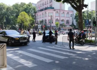 “Luxury Car Collision: Rolls-Royce Ghost Involved in an Accident with Hyundai Kona, Sustaining Severe Damage”