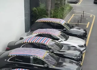 The Ultimate Luxury SUV: A Tale of Woes for the New Mercedes-Maybach GLS Owner.
A tale of sorrow and despair unfolds for the proud owner of the luxurious Mercedes-Maybach GLS. Just 10 days after taking possession of this exquisite SUV, the owner now has to cover the roof with a tarp and resort to tape to address a leaking issue.