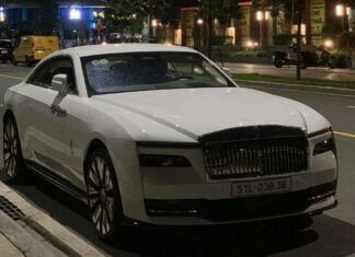 The Ultimate British Luxury: Rolls-Royce Spectre Graces the Streets of Saigon
