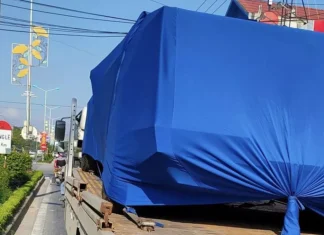 The All-New 2024 Tesla Cybertruck Spotted in Vietnam: A Rare Sighting in Quang Binh, Heading Towards Laos