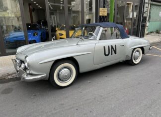 A Closer Look at the Classic Mercedes-Benz 190 SL: A Rare Find in Vietnam with Only an Estimated 3 in the Country