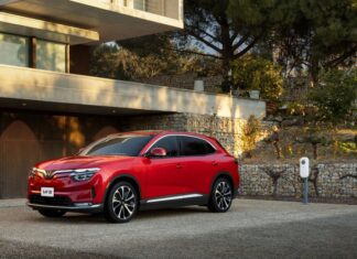 “5 Auto Salon Bids, Old Gas Car Sells with Confidence, Upgrading to VinFast Electric Car.”