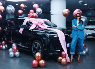 “Top Model Thanh Hang Adds a VinFast VF 9 to Her Collection”