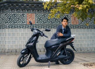 Users Rave About the Feliz S Electric Scooter for Its Tall Stature, Smooth Ride, and Amazing Deals