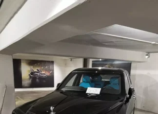 The Rolls-Royce Cullinan Series II: A Dark and Mysterious Exterior with a Vibrant Green Interior Surprise