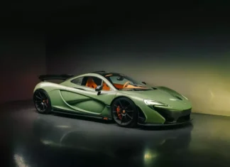 The Ultimate McLaren P1: A Rare Find with Just 130 km on the Clock, Now Up for Grabs Despite Its 12-Year Slumber. A One-of-a-Kind Paint Job That’s Sure to Turn Heads.