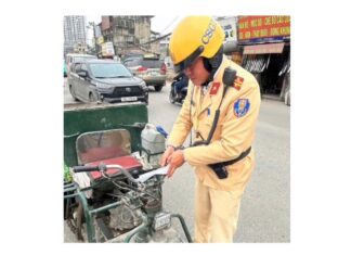 The Traffic Police Head to the ‘Capital’ of Hoai Duc’s Biscuit and Candy Village to Curb the Use of Self-Made Vehicles