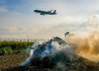 A Flight’s Close Call: The Unexpected Kite Encounter