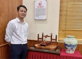 The Talented Carpenter Crafts a “Wooden Tank Model” for the Prime Minister on the Occasion of the 30th of April Celebrations