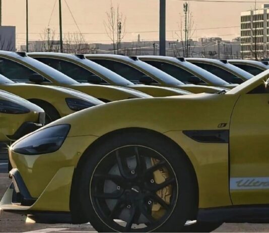 The Ultimate Xiaomi SU7 Ultra Experience: Be the First to Unbox this Stunning Vehicle