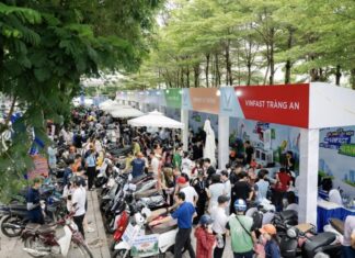 Hundreds of Hanoi Residents Trade in Gasoline Motorcycles for VinFast Electric Upgrades