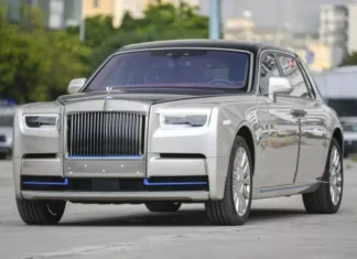 “The Ultimate Luxury: A Tale of Two Rolls-Royces – Phantom VIII and Cullinan”
